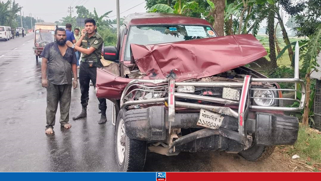 বাসের সঙ্গে সংঘর্ষে দুমড়েমুচড়ে গেল গাড়ি, প্রাণে রক্ষা পেলেন ইউএনও