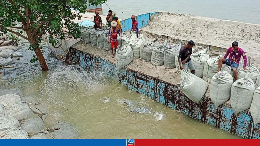 অসময়ে দৌলতদিয়া ফেরিঘাট এলাকায় নদীভাঙন, আতঙ্কে এলাকাবাসী