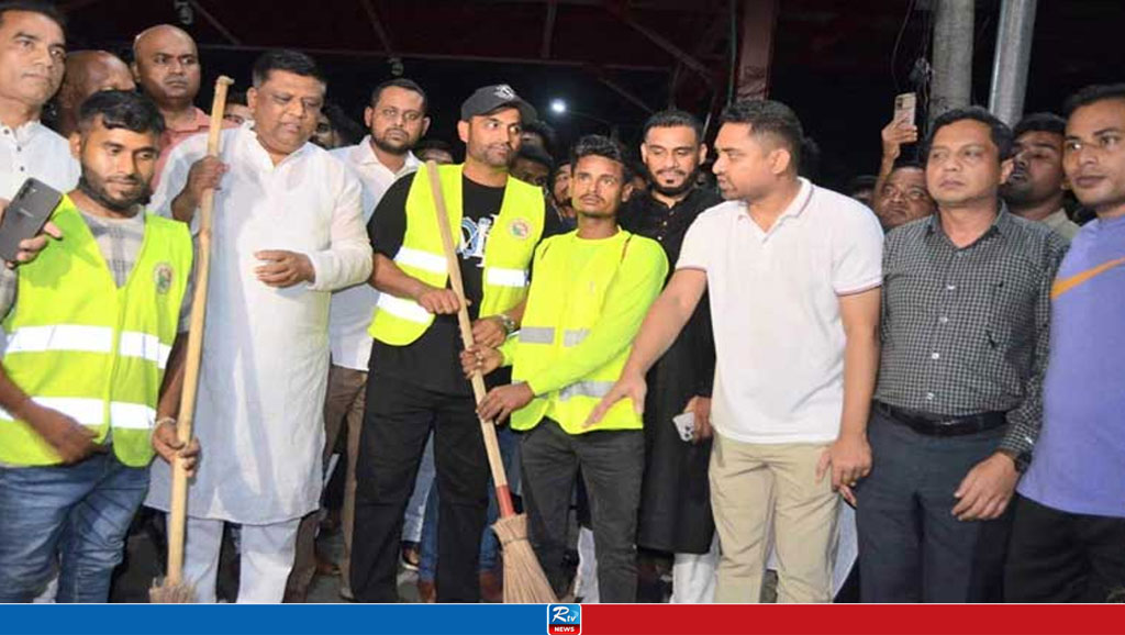 মধ্যরাতে ঝাড়ু হাতে সিলেটের রাস্তায় তামিম ইকবাল