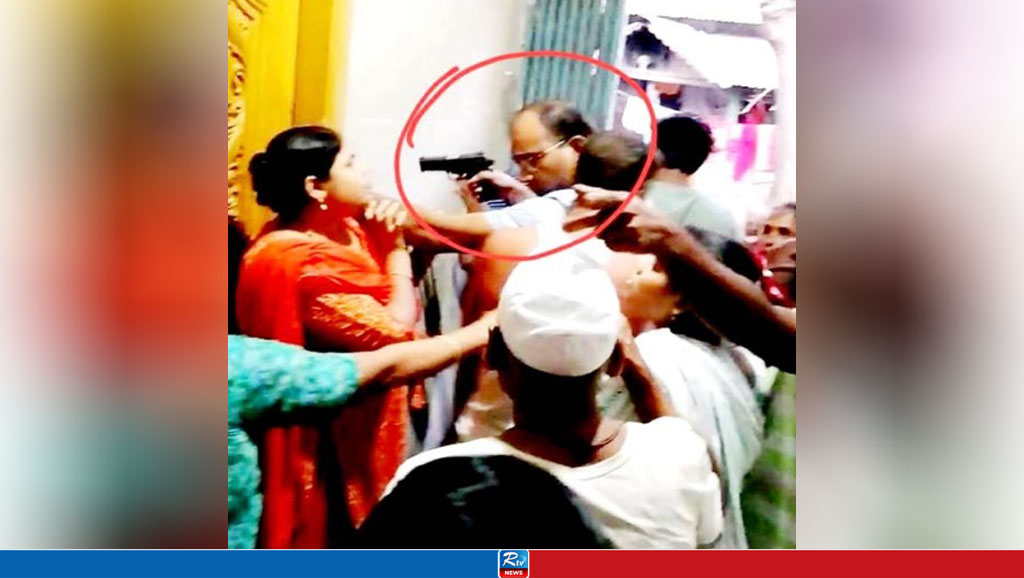 আসামি ধরতে গিয়ে নারীর মাথায় পিস্তল ঠেকালেন পুলিশ কর্মকর্তা