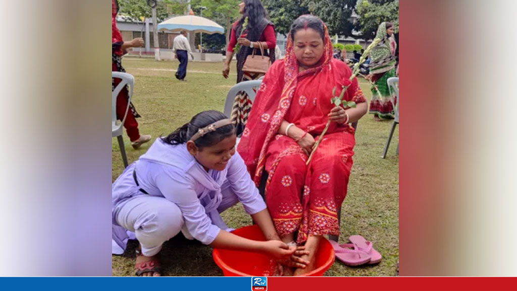 মায়ের পা ধুয়ে সম্মান জানাল শিক্ষার্থীরা