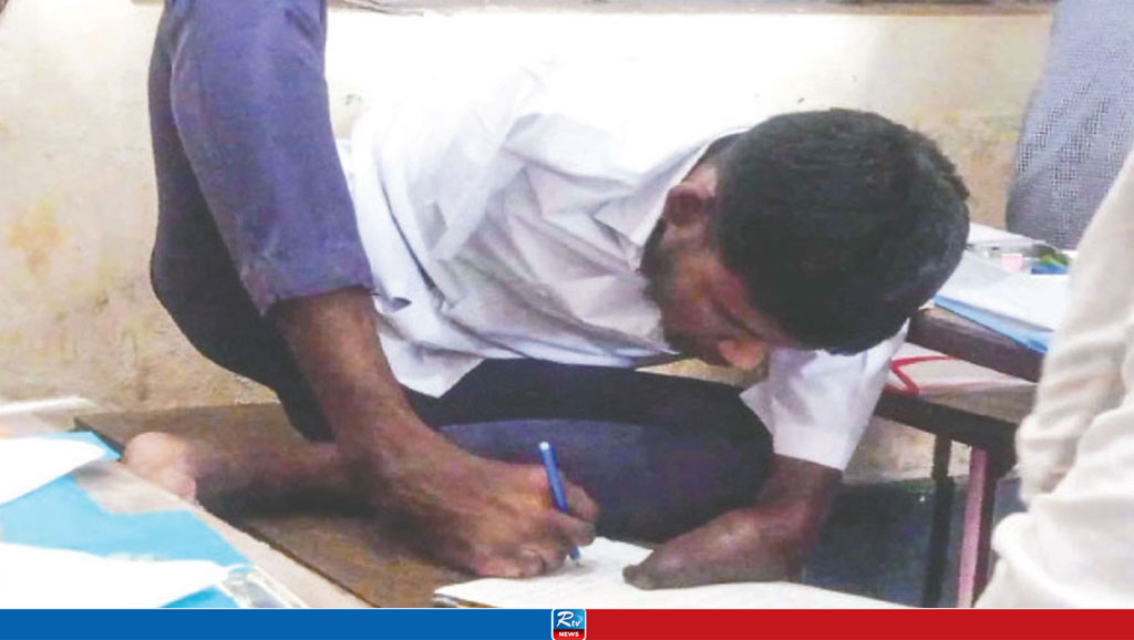 পা দিয়ে লিখে জিপিএ-৫ পেয়েছে রফিকুল