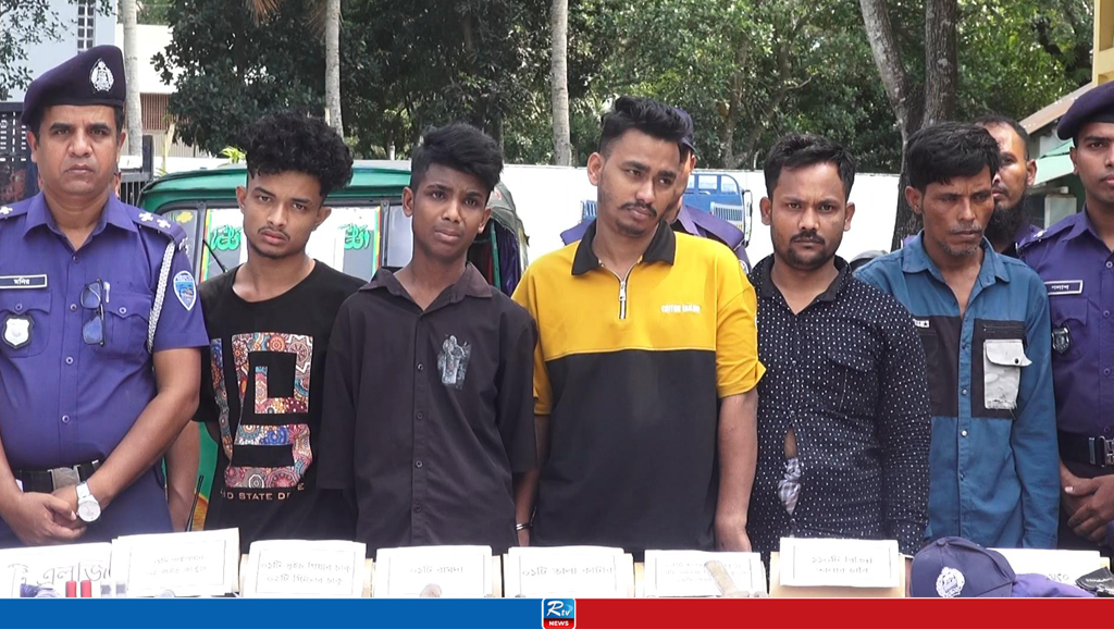 কুমিল্লায় অস্ত্র-গুলিসহ ৫ ছিনতাইকারী গ্রেপ্তার