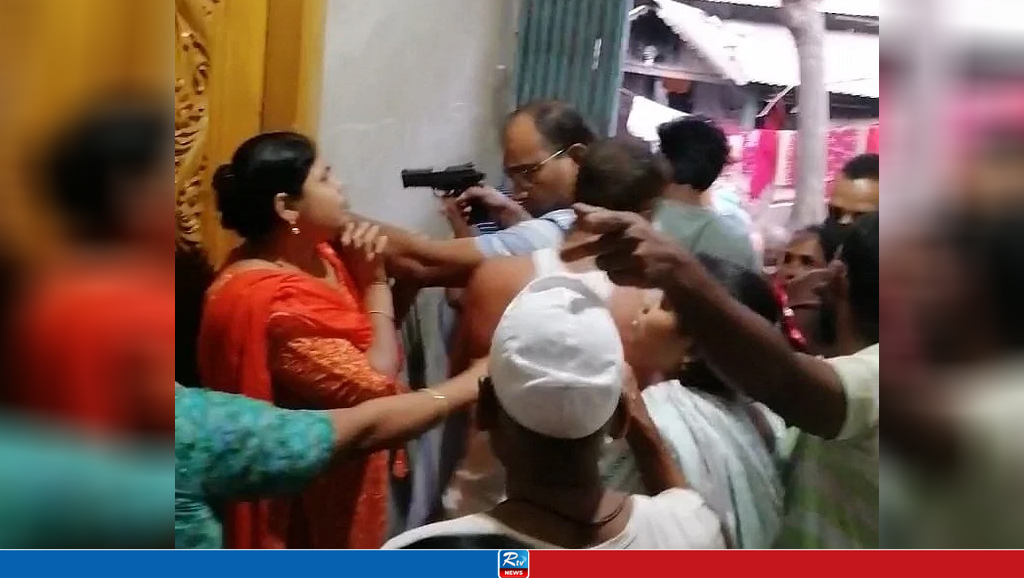নারীর মাথায় পিস্তল তাক, আদালতে ডিবি পুলিশসহ ১৩ জনের বিরুদ্ধে মামলা