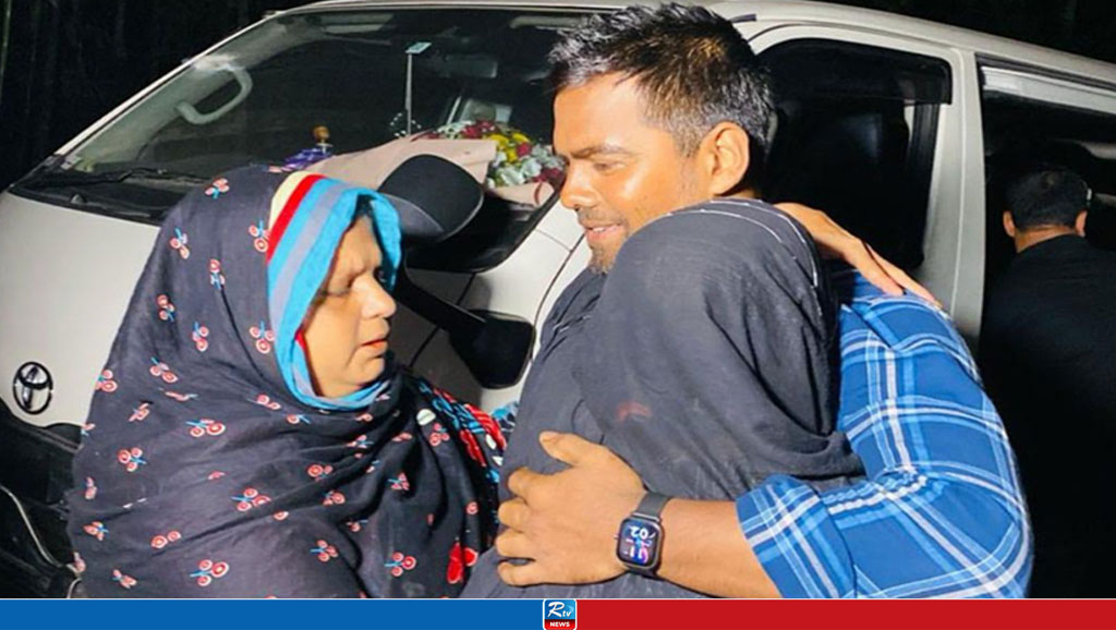 ‘ঘুম থেকে উঠে দেখতাম অস্ত্র আমার দিকে তাক করা’