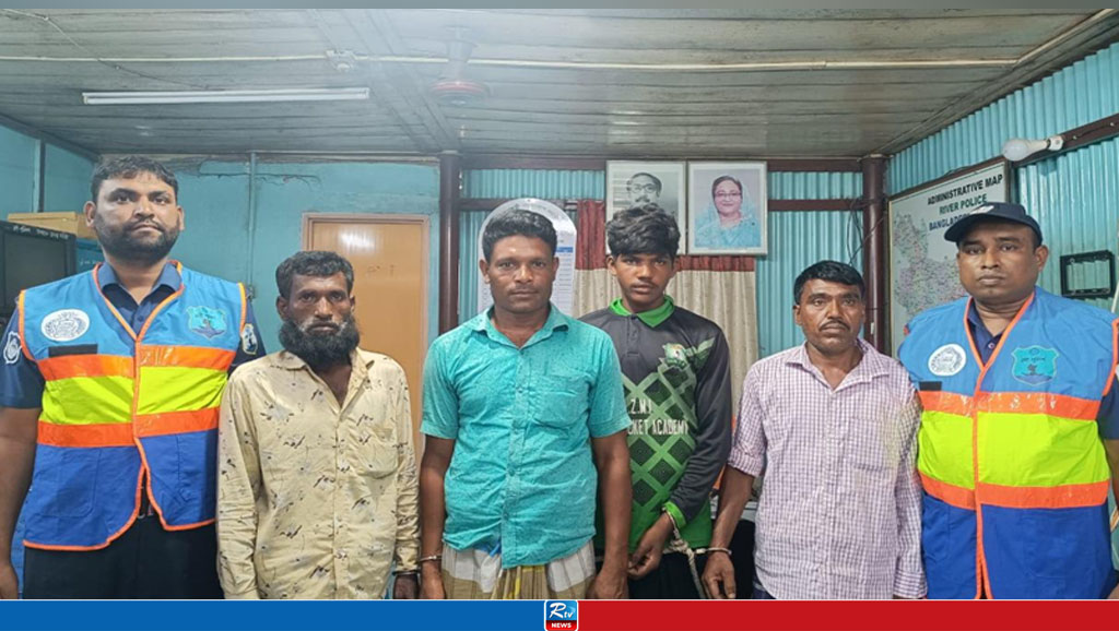 চাঁদপুরের মেঘনায় বাল্কহেডে অভিযান, গ্রেপ্তার ৪