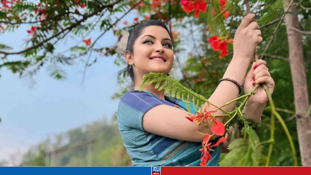 ‘কৃষ্ণচূড়ার আগুনে, লাগে রঙ ফাগুনে এই মনে’