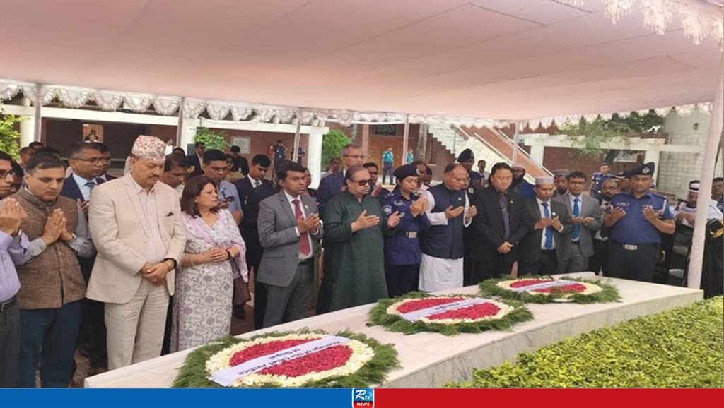 টুঙ্গিপাড়ায় বঙ্গবন্ধুর সমাধিতে ৩ দেশের বিচারপতির শ্রদ্ধা