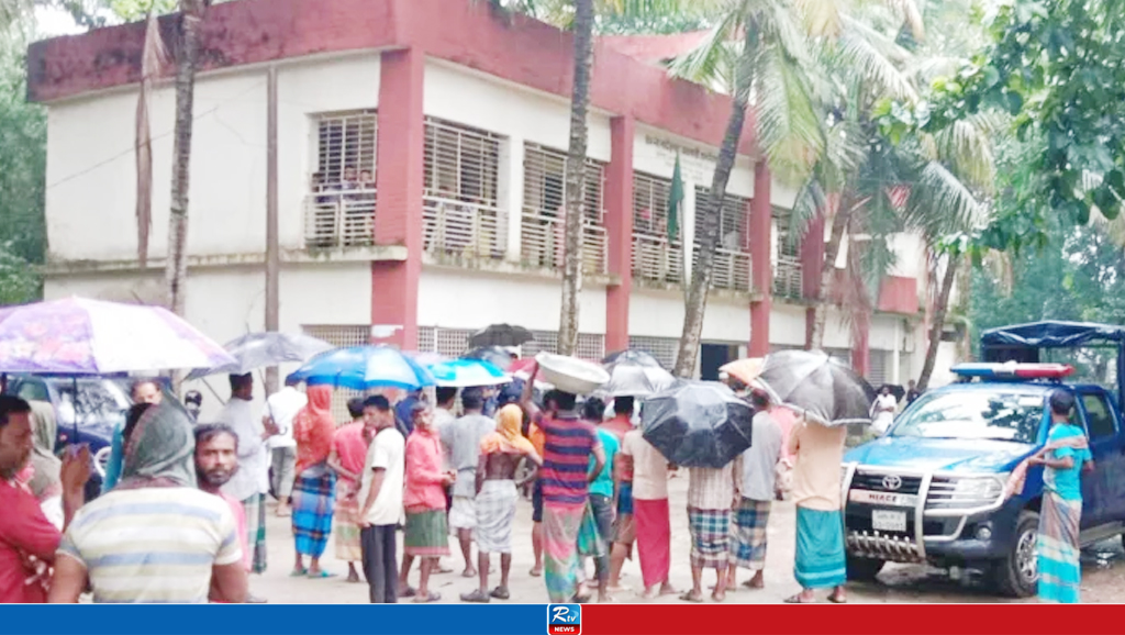 বিদ্যালয়ের মাঠে পড়েছিল যুবকের মরদেহ