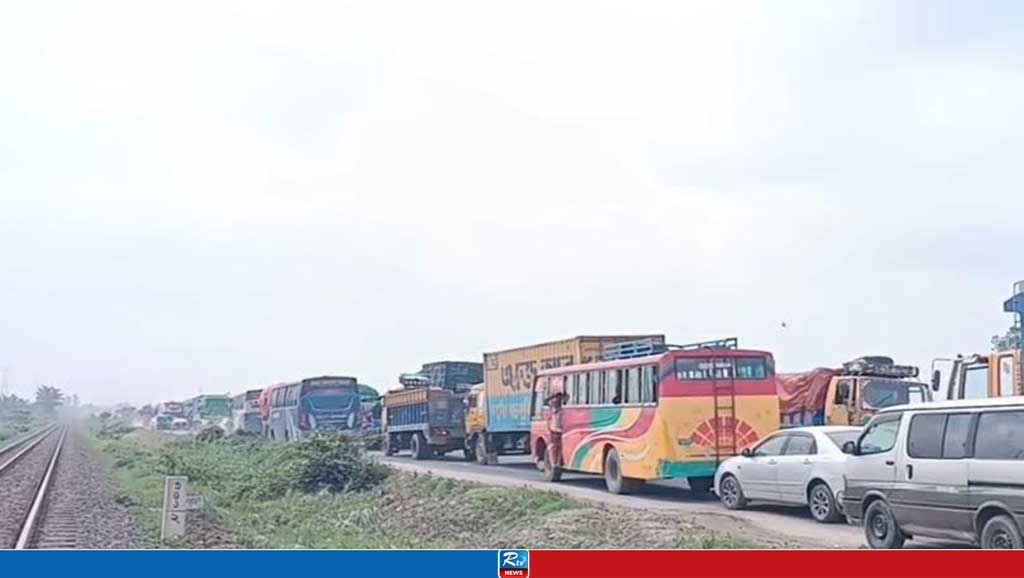 বঙ্গবন্ধু সেতু মহাসড়কে ১৩ কিলোমিটারজুড়ে যানবাহনে ধীরগ‌তি