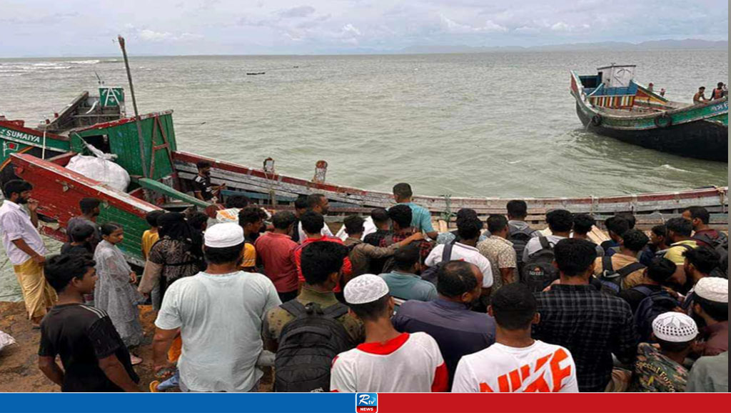 সেন্টমার্টিন থেকে ট্রলারে ফিরছেন দুই শতাধিক মানুষ