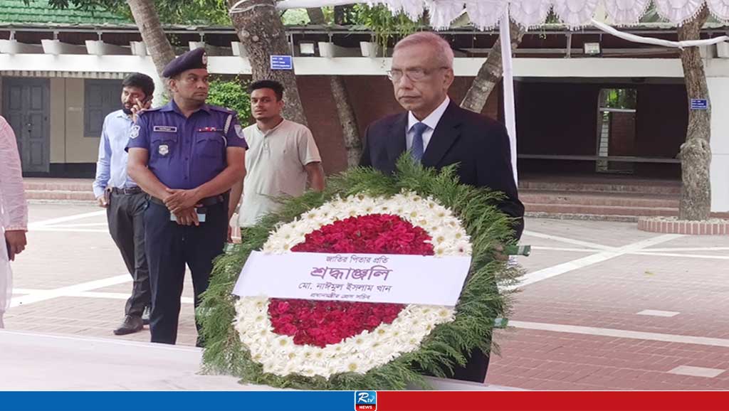 টুঙ্গিপাড়ায় বঙ্গবন্ধুর সমাধিতে প্রধানমন্ত্রীর নতুন প্রেস সচিবের শ্রদ্ধা