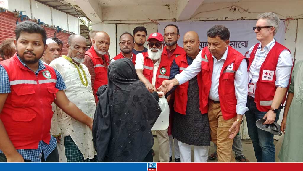 সিলেটে বন্যাদুর্গত ৫০০ পরিবারে রেড ক্রিসেন্টের সহায়তা