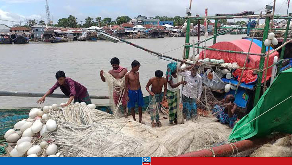 পদ্মা-মেঘনায় ইলিশ কম, জ্বালানি খরচও উঠছে না জেলেদের