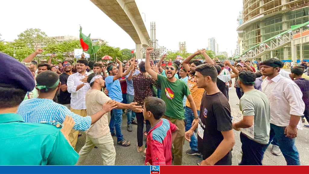 এবার কারওয়ান বাজার মোড় অবরোধ শিক্ষার্থীদের