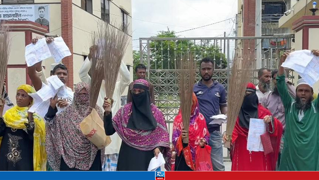 ঝাড়ু মিছিল নিয়ে পল্লীবিদ্যুৎ অফিস ঘেরাও, পালালেন কর্মকর্তারা