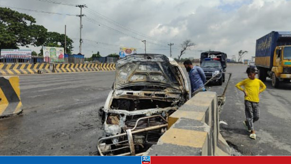 মেঘনা টোলপ্লাজায় মাইক্রোবাসে আগুন, দগ্ধ ৫