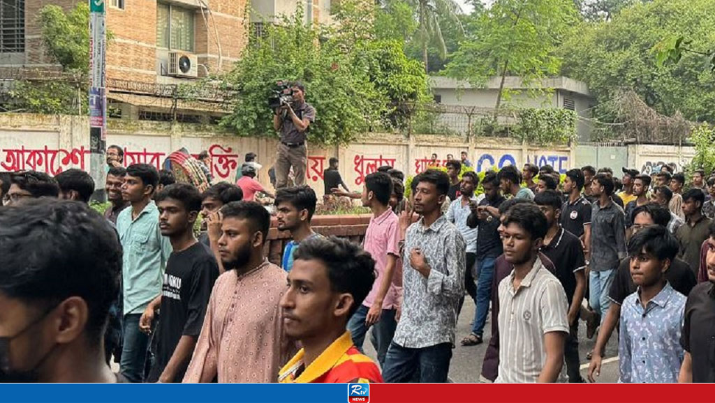 ঢাকা বিশ্ববিদ্যালয়ে ছাত্রলীগের মিছিল