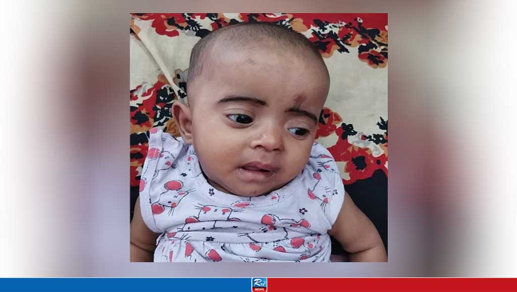 মায়ের ছিন্নভিন্ন মরদেহের পাশে কাঁদছিল শিশুটি