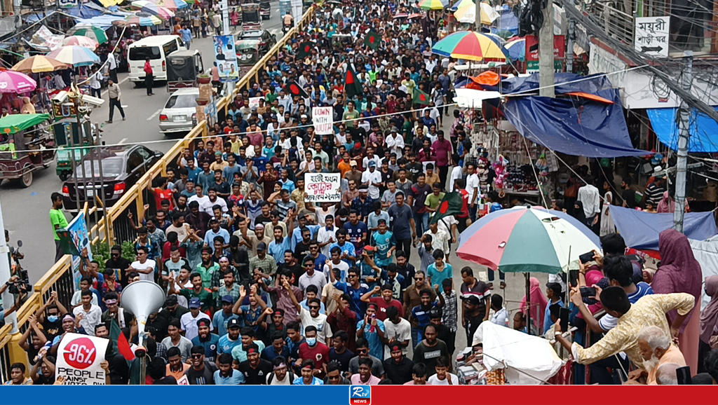 রাজশাহীতে ৯ কিলোমিটার হেঁটে স্মারকলিপি দিলেন শিক্ষার্থীরা