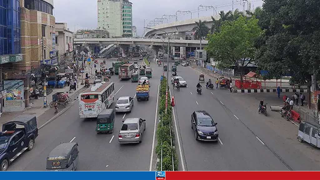 ঢাকার রাস্তায় চলছে গণপরিবহন