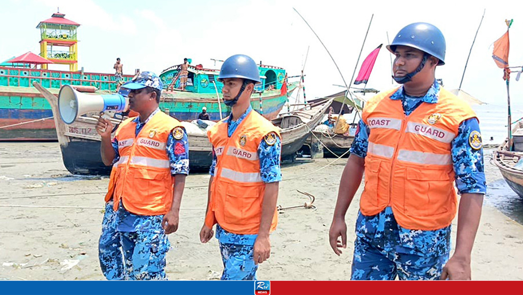 ট্রলারডুবির ঘটনায় কোস্টগার্ডের চৌকি ভাঙচুর, গুলিতে যুবক আহত