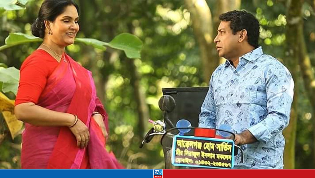 ‘আক্কেলগঞ্জ হোম সার্ভিস’ নাটকের দৃশ্যে অভিনয়শিল্পীরা