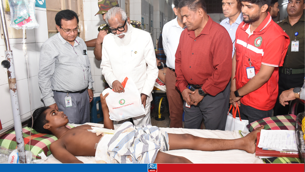 ঢাকা মেডিকেলে ভর্তি আহতদের মাঝে রেড ক্রিসেন্টের খাদ্যসামগ্রী বিতরণ