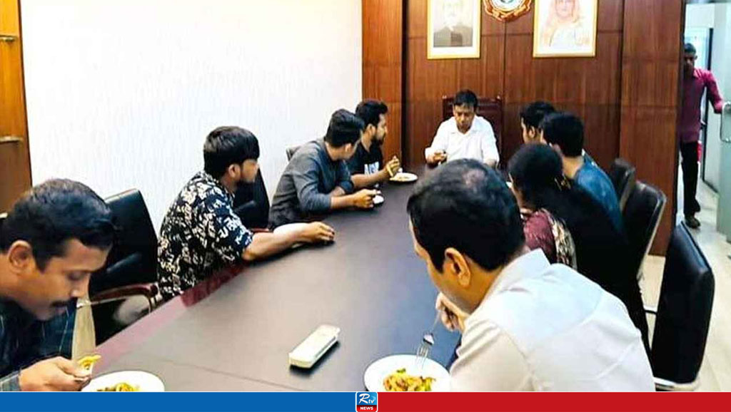 হেফাজতে নেওয়া সমন্বয়কদের সঙ্গে নাস্তা করলেন ডিবিপ্রধান