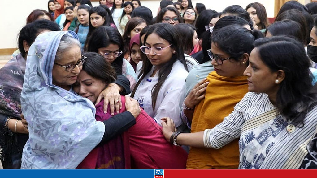 প্রধানমন্ত্রীর সঙ্গে দেখা করে কান্নায় ভেঙে পড়লেন নির্যাতিত ছাত্রলীগ নেত্রীরা