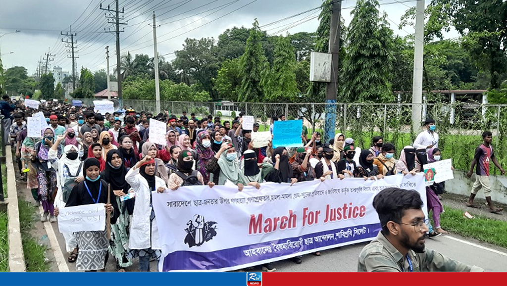 শাবিপ্রবির প্রধান ফটকে শিক্ষার্থীরা