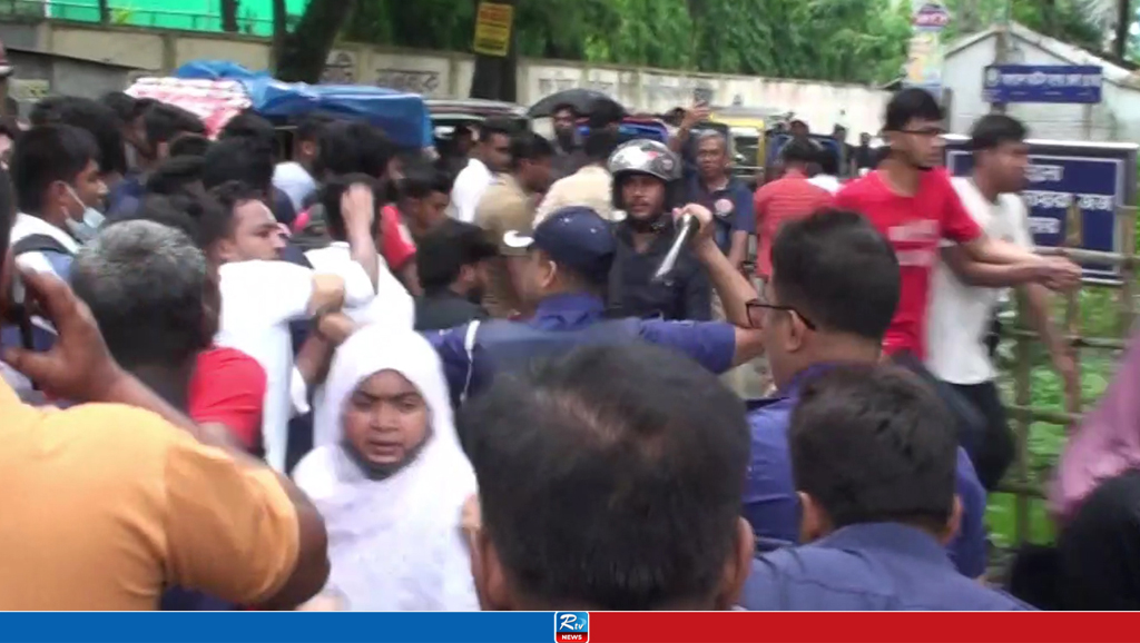যশোরে শিক্ষার্থীদের ওপর পুলিশের লাঠিচার্জ, আটক ৬