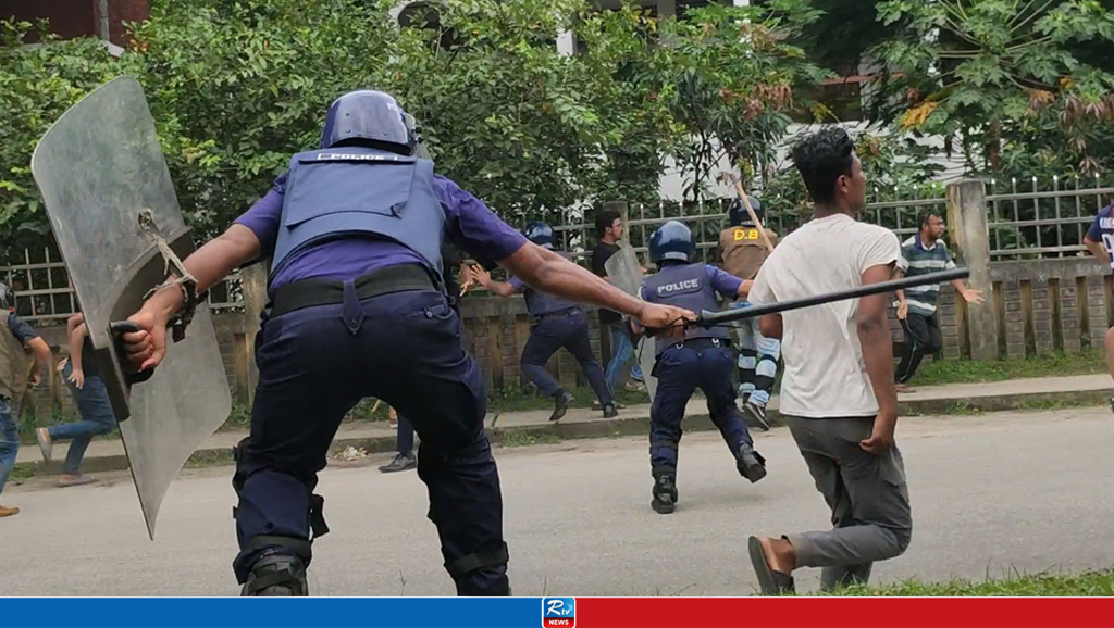 ঠাকুরগাঁওয়ে শিক্ষার্থীদের বিক্ষোভ, পুলিশের লাঠিচার্জ