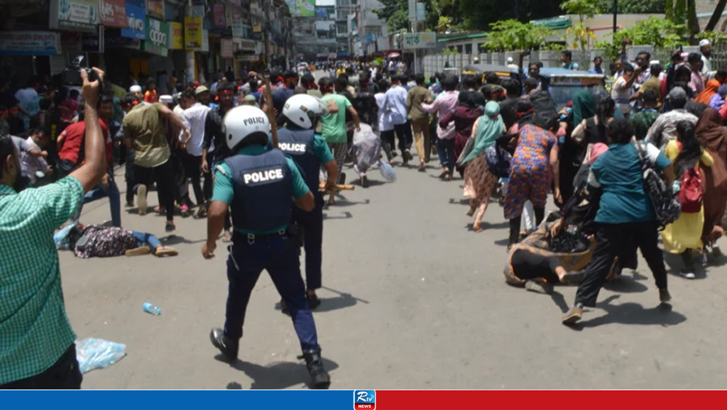 বরিশালে শিক্ষার্থীদের ওপর পুলিশের লাঠিচার্জ, আহত ২৫