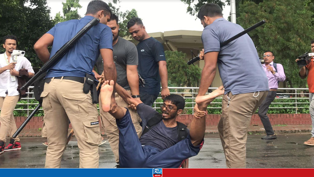 রাবিতে মৌন মিছিল থেকে শিক্ষার্থীদের জোরপূর্বক তুলে নেওয়ার চেষ্টা