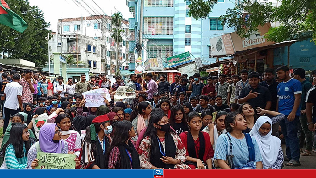 বগুড়ায় গানে গানে নিহতদের স্মরণ করল শিক্ষার্থীরা 
