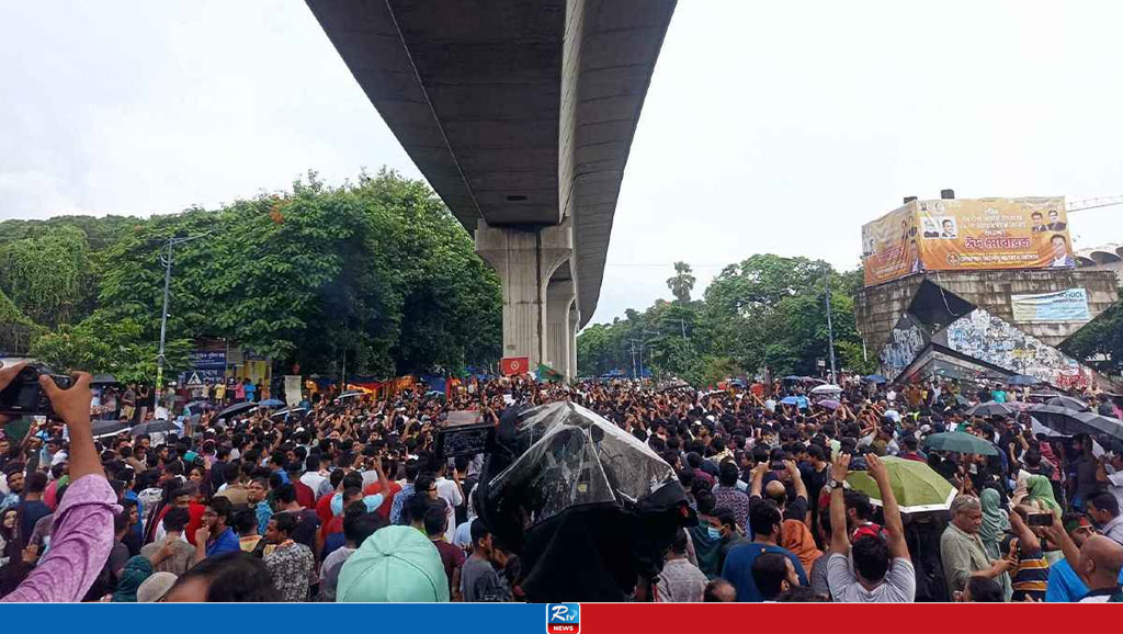 শাহবাগ অবরোধ করে শিক্ষার্থীদের বিক্ষোভ, যান চলাচল বন্ধ