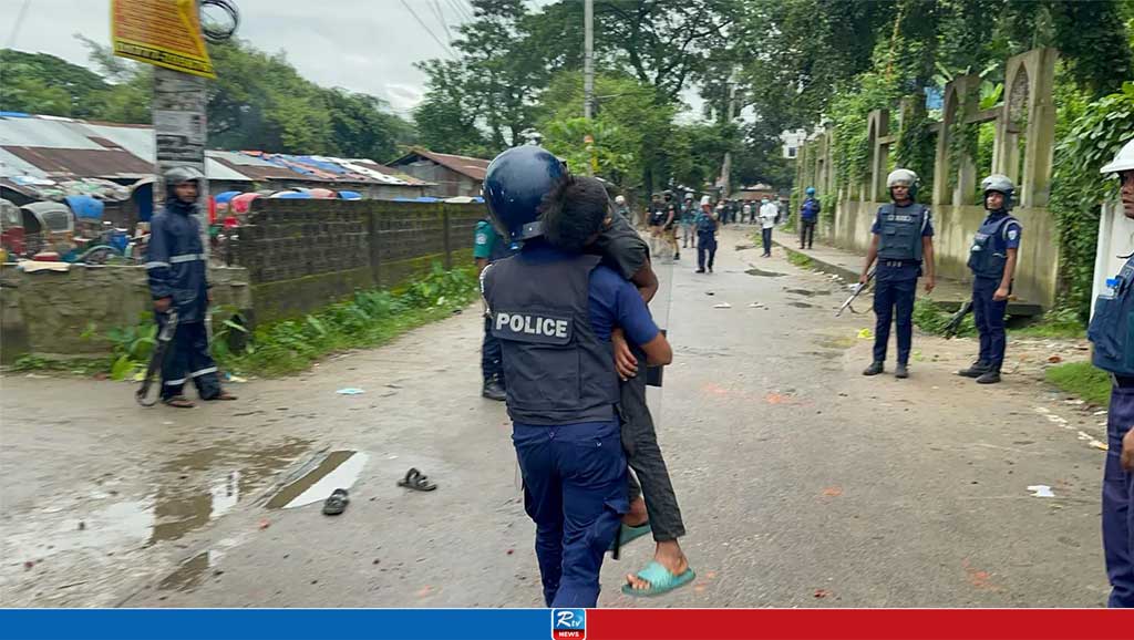 বুকে জড়িয়ে গুলিতে আহত শিশুকে হাসপাতালে নিলো পুলিশ