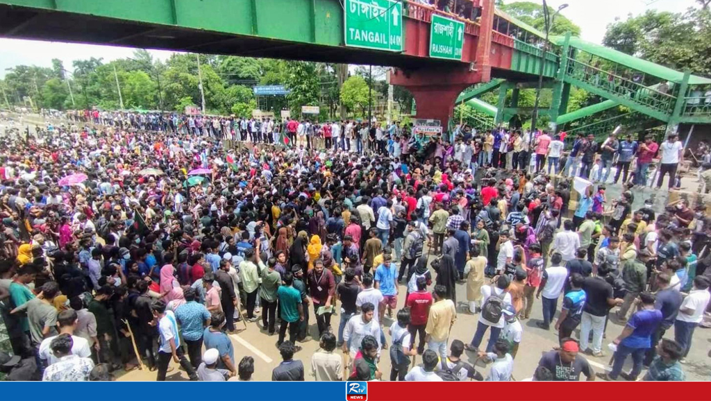 জাবিতে এক দফা দাবিতে শিক্ষার্থীদের বিক্ষোভ, মহাসড়ক অবরোধ