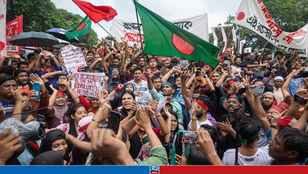 শাহবা‌গে সেনাবা‌হিনী‌কে ফুল দিয়ে শিক্ষার্থীদের উচ্ছ্বাস