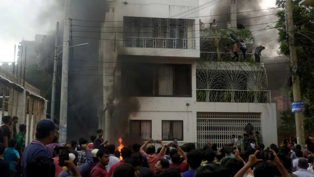 সারাদেশে আ.লীগের কার্যালয় ও মন্ত্রী-এমপিদের বাসায় ভাঙচুর