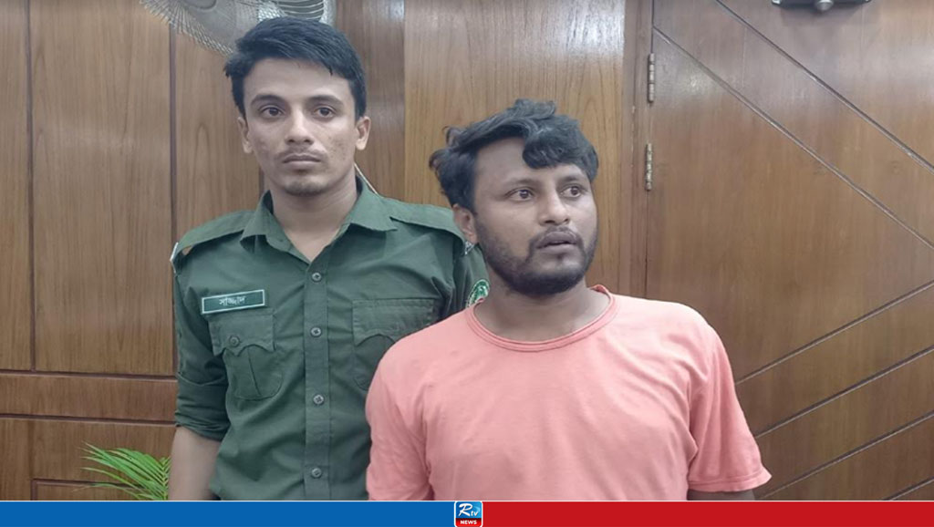 চাঁদপুর পাসপোর্ট অফিসে চাঁদাবাজি করতে গিয়ে যুবক আটক