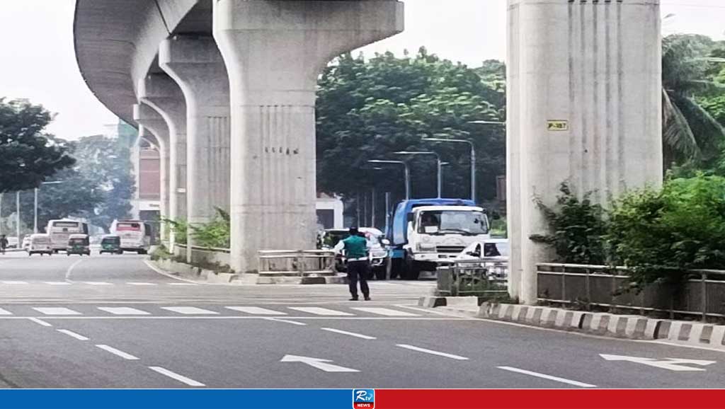 সড়কে ফিরেছে ট্রাফিক পুলিশ, আছেন শিক্ষার্থীরাও