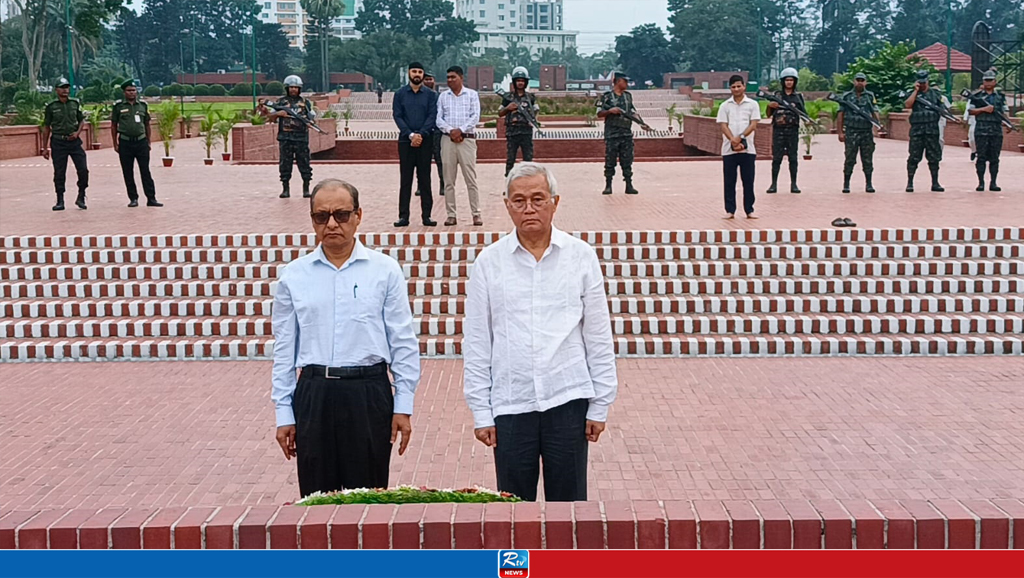 স্মৃতিসৌধে শ্রদ্ধা জানালেন ২ উপদেষ্টা