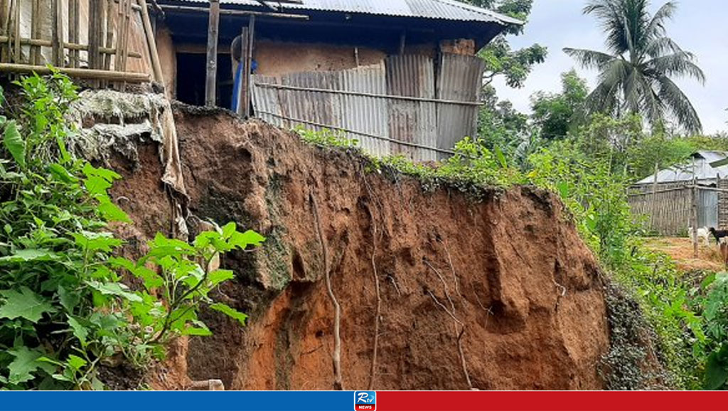 কক্সবাজারে পাহাড় ধসে একই পরিবারের ৩ জন নিহত