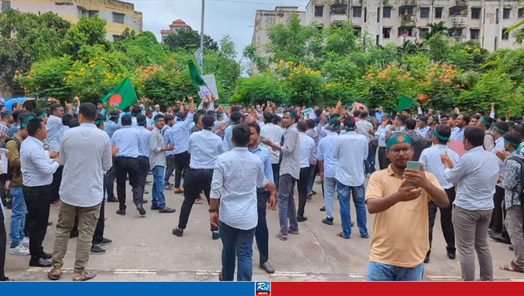 ‘এক দফা এক দাবি, জুনিয়র ইনস্ট্রাক্টর রেজাল্ট নিয়ে ফিরব বাড়ি’