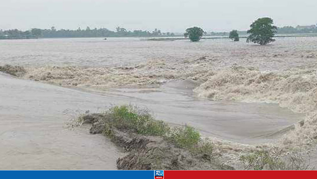 পাইকগাছায় বেড়িবাঁধ ভেঙে প্লাবিত ১৩ গ্রাম