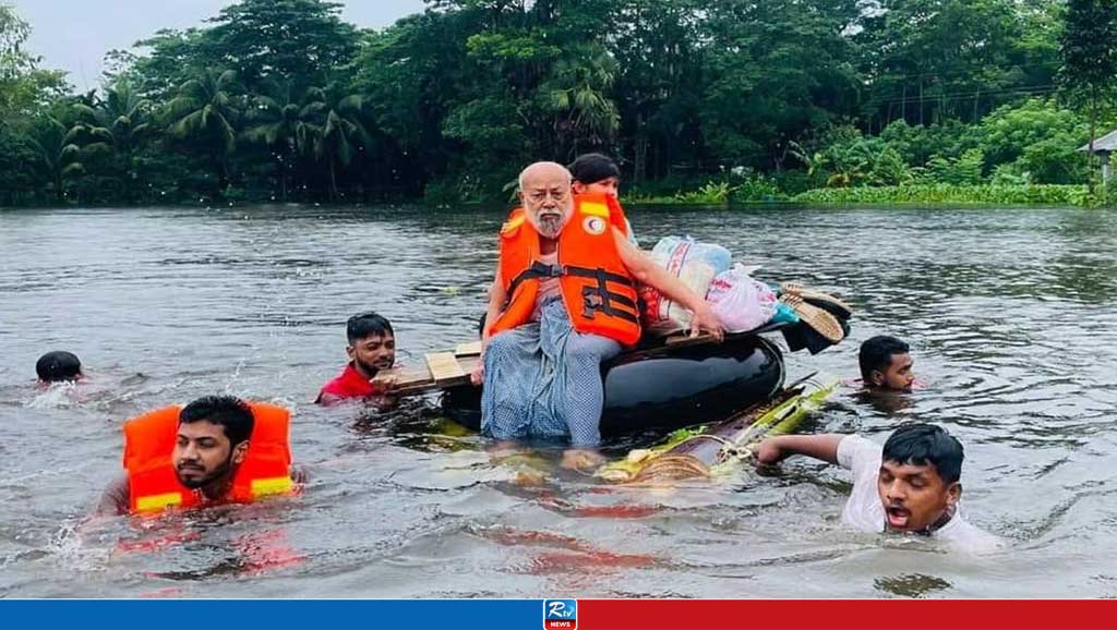 বন্যার্তদের সহায়তায় কাজ করছে রেড ক্রিসেন্ট