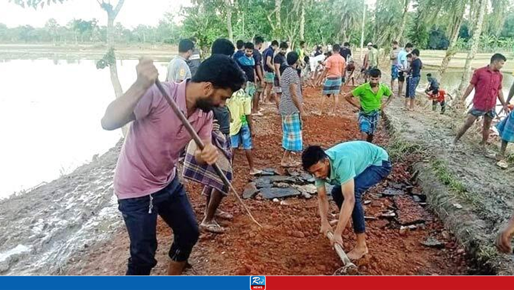 মসজিদের মাইকে ঘোষণা দিয়ে সড়ক সংস্কার করলো গ্রামবাসী