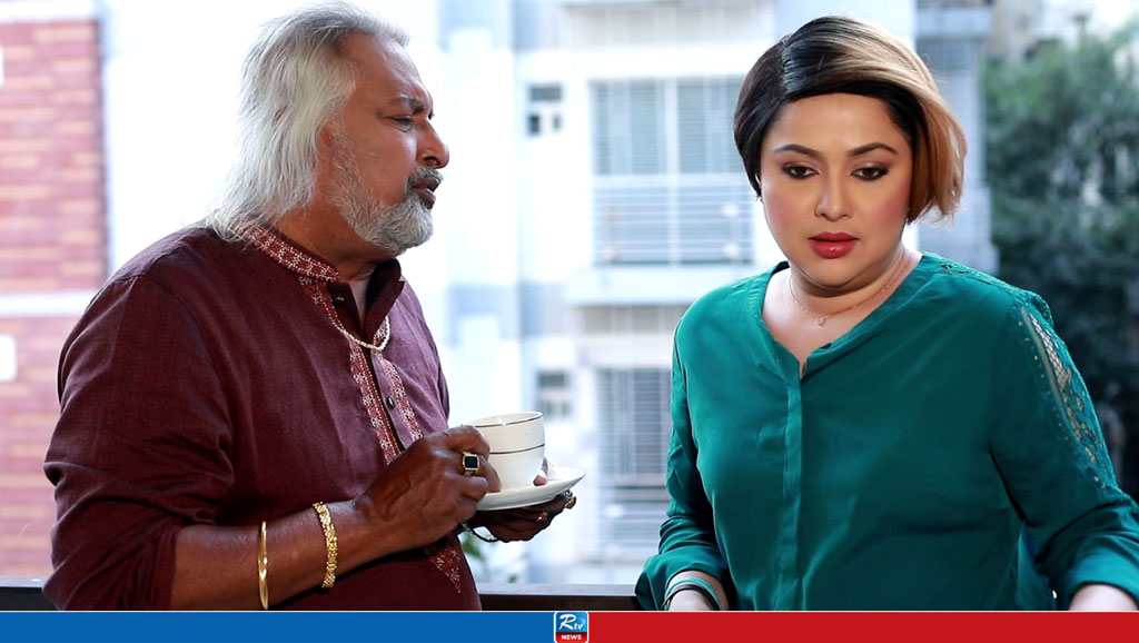 ‘গোলমাল’ নাটকের দৃশ্যে অভিনয়শিল্পীরা